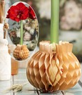 Wachs-Amaryllis in goldener Papierrosette