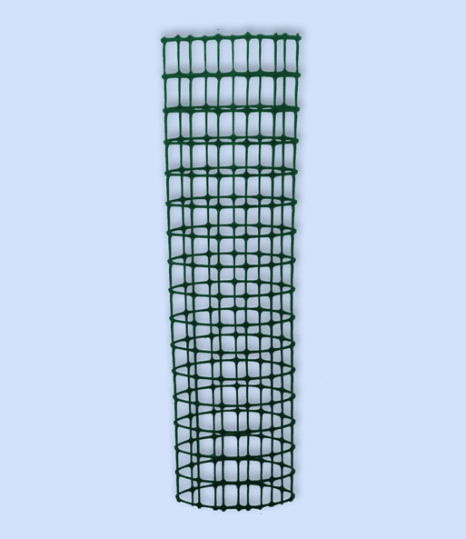 Der dekorative Rankturm ist aufgebaut und gibt ein großmaschiges quadratisches Gitter als Hilfe für Kletterpflanzen.