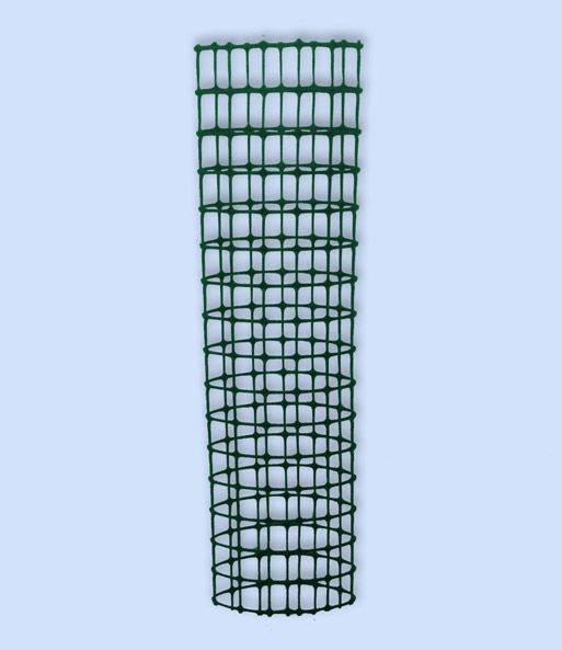 Der dekorative Rankturm steht aufgebaut vor neutralem blauen Hintergrund.