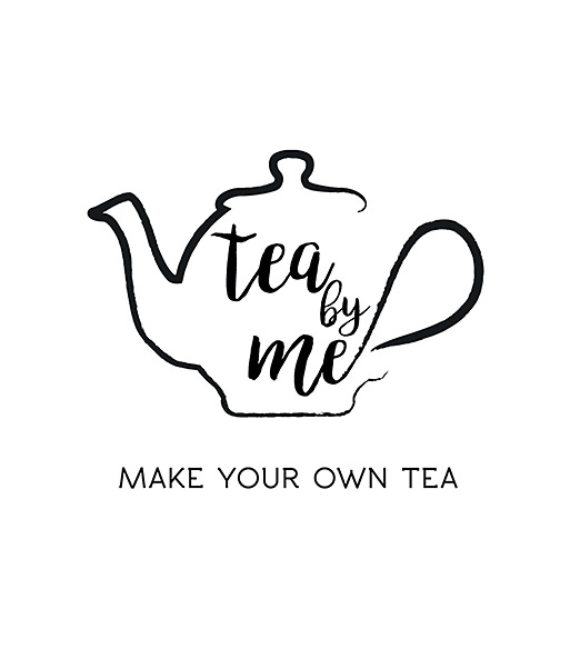 Logo mit Text: „tea by me – MAKE YOUR OWN TEA“.